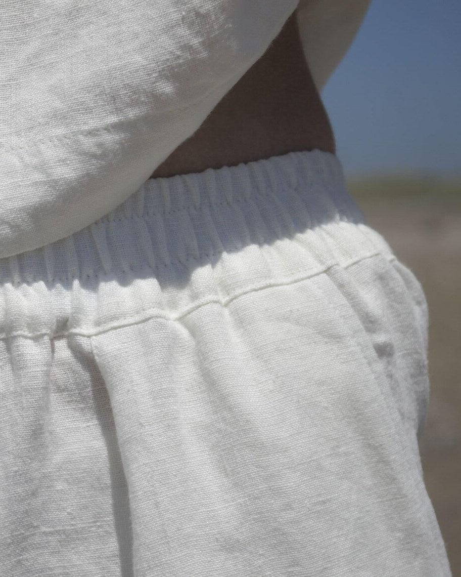 Elastic waistband detail on linen pants